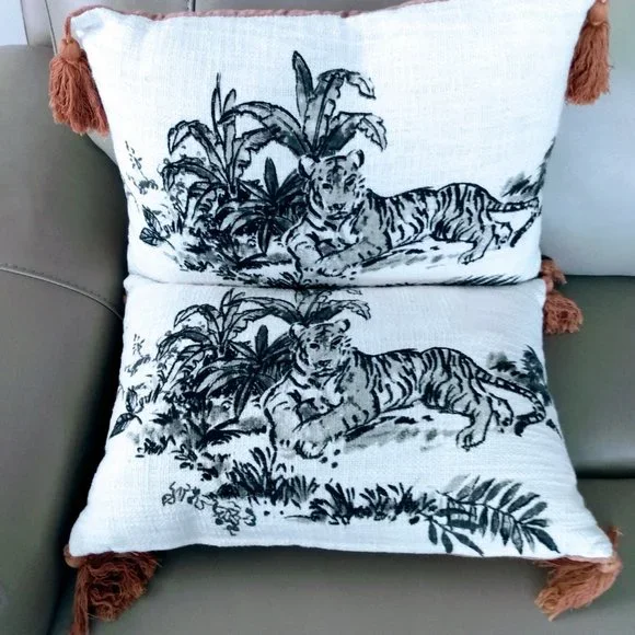 COTTON & VELVET PRINT PILLOW WITH TIGEr IMAGES & TASSELS - Picture 6 of 10
